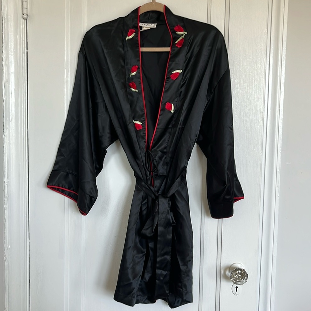 Vintage Josie by Natori Black Robe with Embroidered Roses size Small